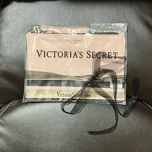 NWOT Victoria's Secret wristlet